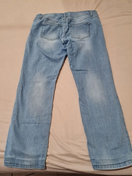 Накъсани дънки **