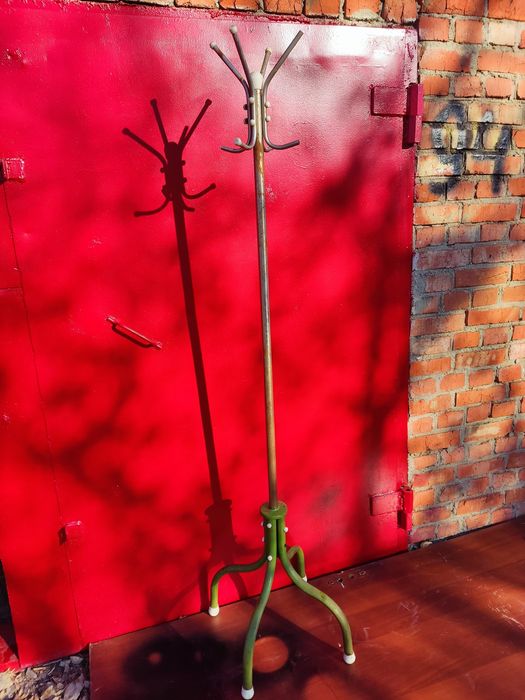 Вешалка для одежды в прихожей