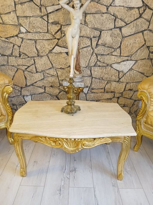 Set BAROC din lemn de fag masiv, reproducere Primavera, în stare impecabilă. Piesele sunt sculptate, fără uzură, potrivite pentru livinguri elegante.