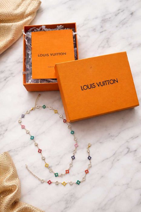 ЛВ бижу комплект с кутия гривна и сколие в шарени нюанси- син жълт червен и тн LV Louis vuitton златист цвят от неръждаем материал