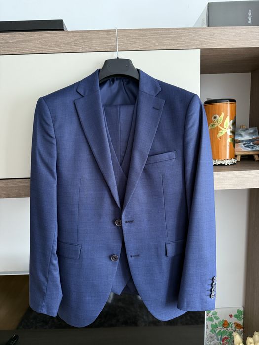 Costum elegant.
