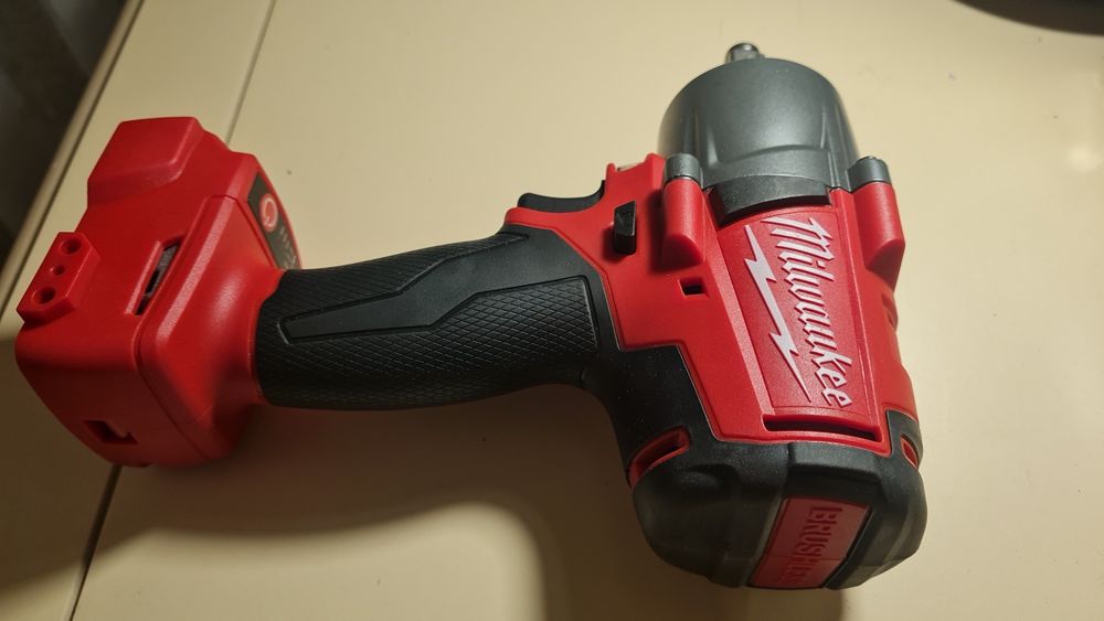 Masina / bormasina de înșurubat cu impact 18v milwaukee