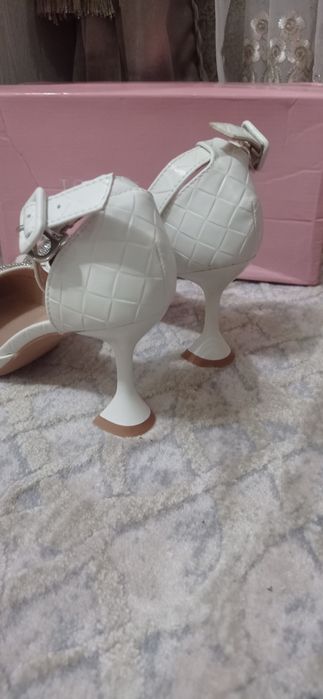 Tufli yangi 39 razmer oq