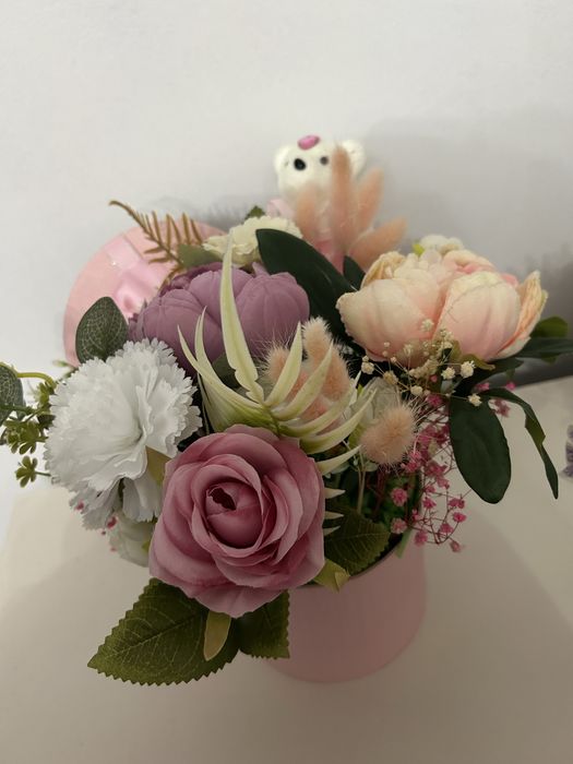 Aranjament din flori artificiale