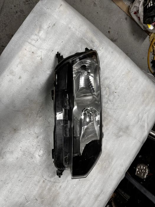 Far dreapta skoda rapid.