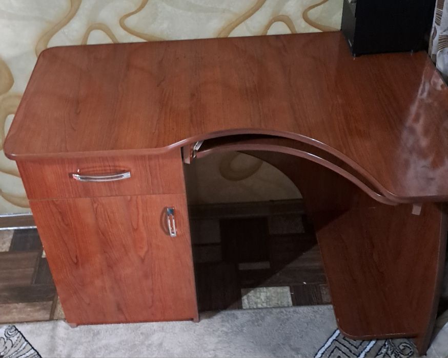 Продаётся письменный стол