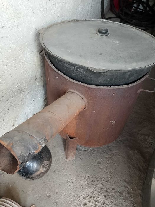 Продам казан 25л с печью и дымоходом  б/у