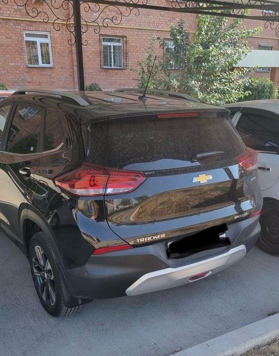 Chevrolet Tracker 2 Premier Plus 2024-qora rang, ideal holatda
