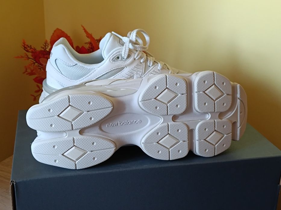 ОРИГИНАЛНИ! New Balance 9060 Triple White