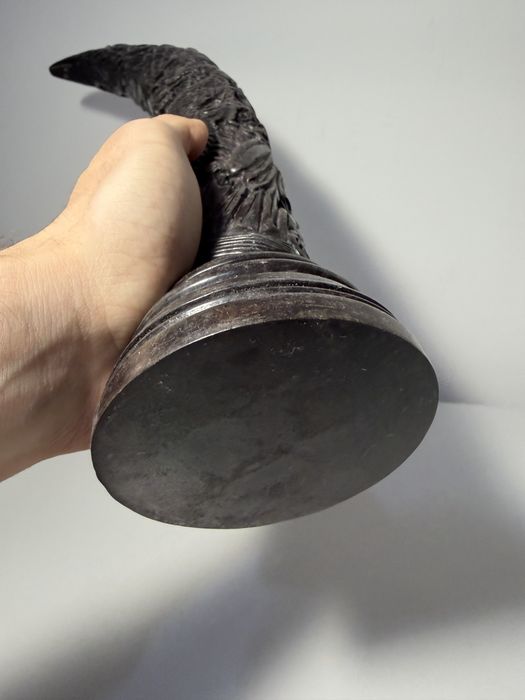 Corn sculptat artistic din rășină chinezească, maro închis și roșu