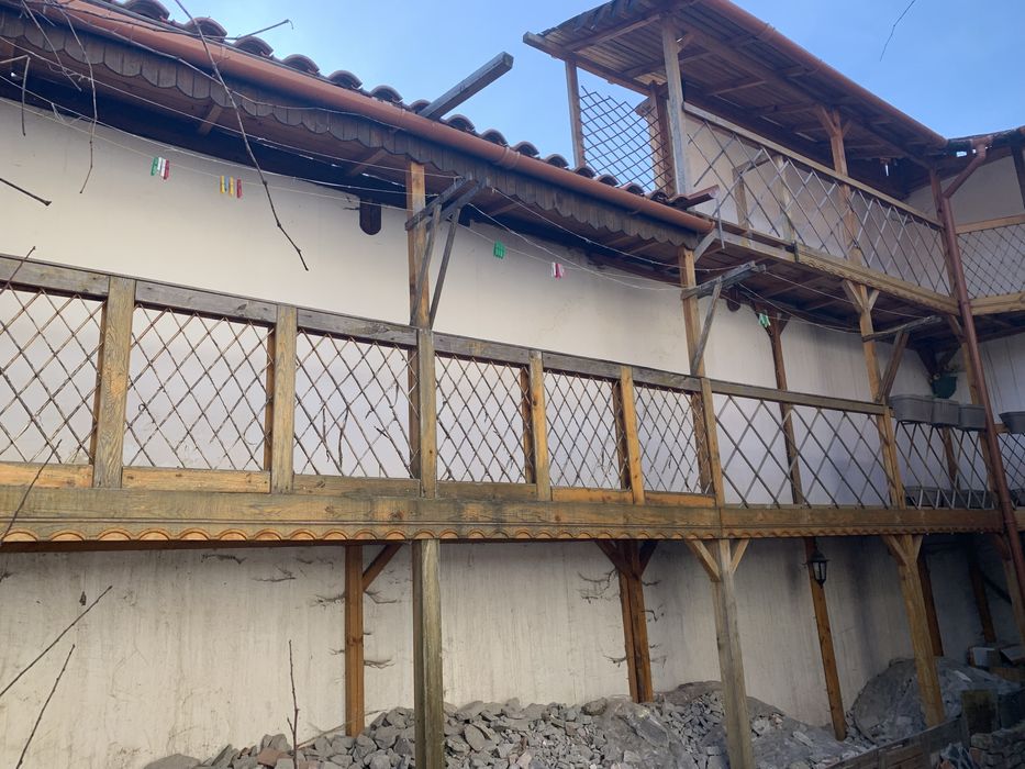 Конструкция Манастира дървени тераси, греди, челни дъски и декор