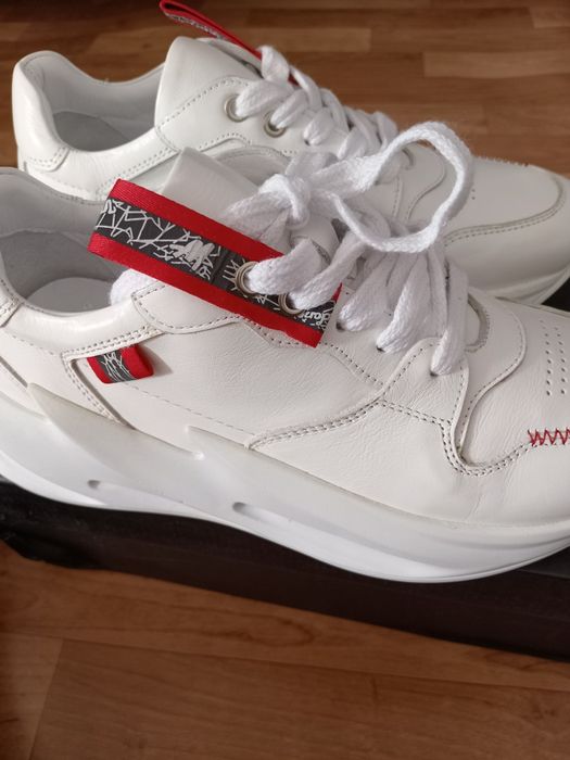 Продам белые кожаные кроссовки