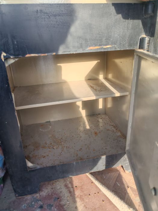 Сейф железный на продажу