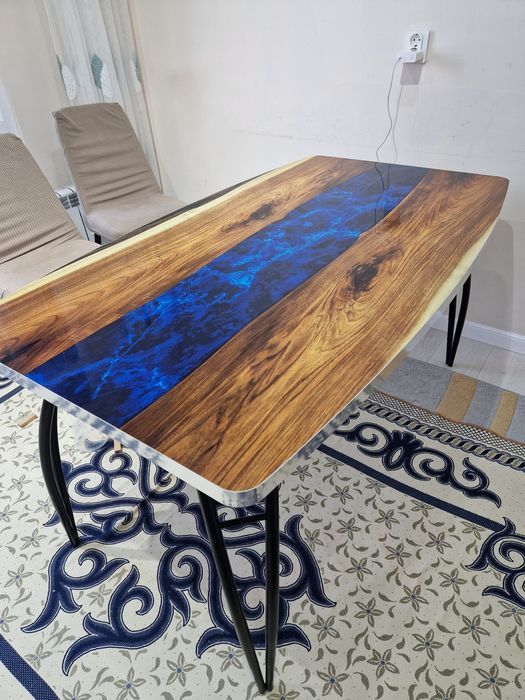 Обеденный стол для кухни