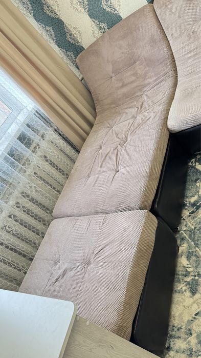 Коричневый диван