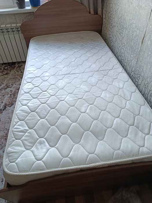 Кровать с матрасом