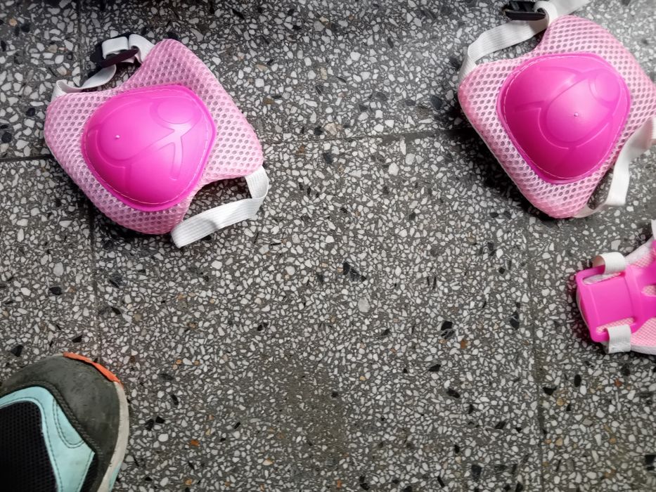 Дамски кънки с наколенки лакатници