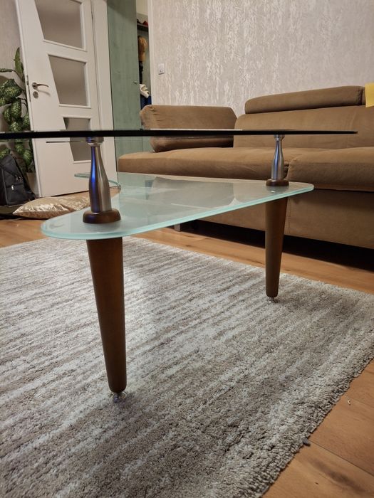 Холна маса със стъклен плот