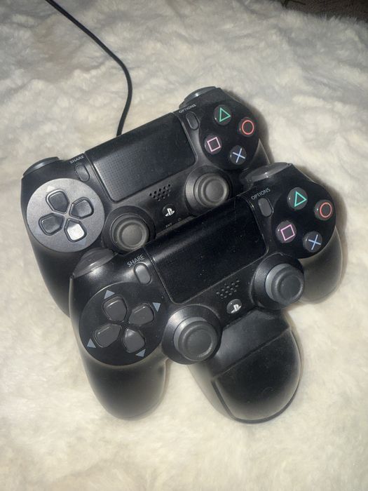 Плейстейшен 4 + диск ГТА5 и Майнкрафт+зарядка для джестиков.