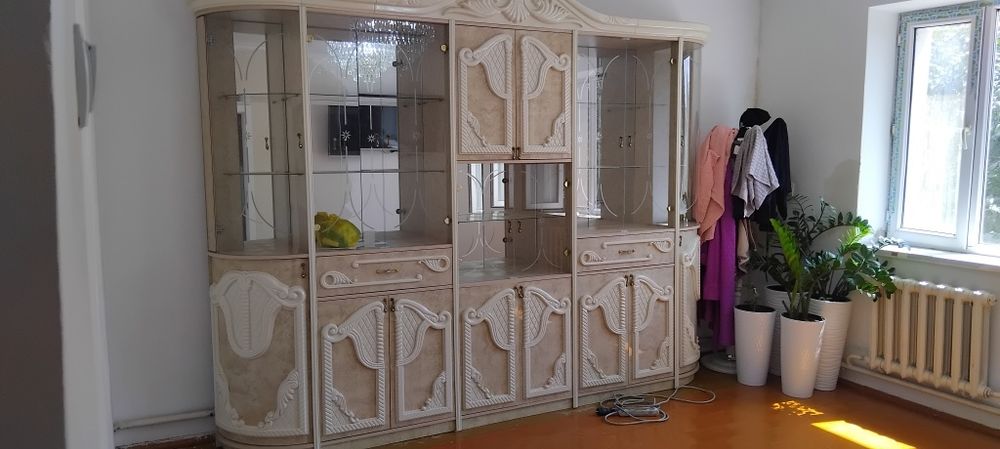 Сервант в отличном состоянии