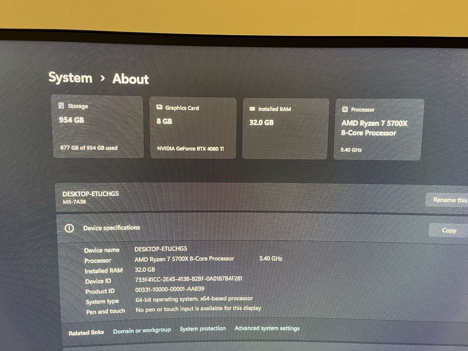 Геймърски компютър и монитор