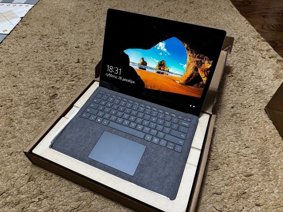 Microsoft Surface Laptop 4 Ideal 

- 13.5” 2K IPS Touchscreen 
- I7-11