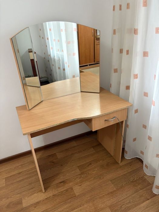 Столик с зеркалом