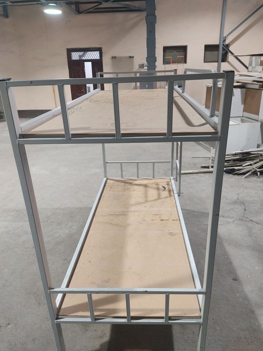 Детская двух этажный железная кровать в отличном состоянии