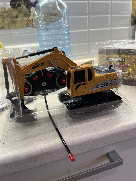 желтый экскаватор на радиоуправлении