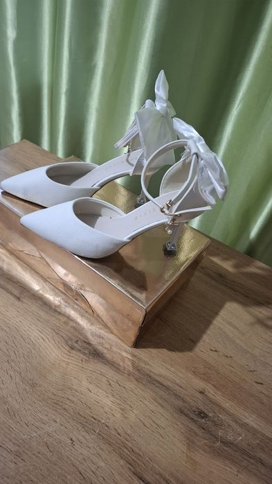 Туфли белые с бантиком