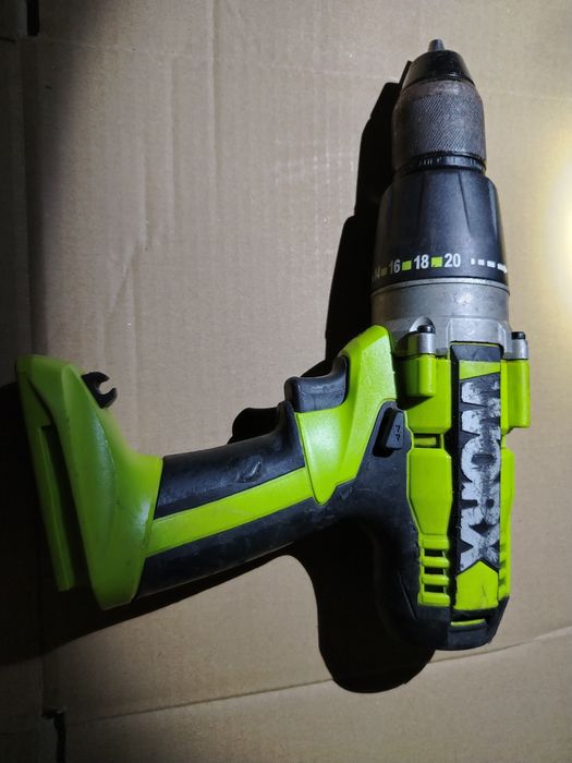 Masina de gaurit & insurubat cu percutie fara acumulator Worx WX370, 40Nm. Este testată