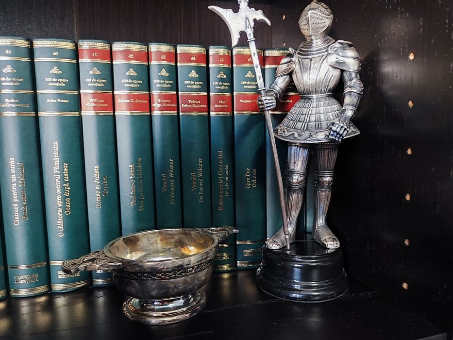 Vând statuetă cu armură, pe  postament, produsă de Marto,Toledo,Spania