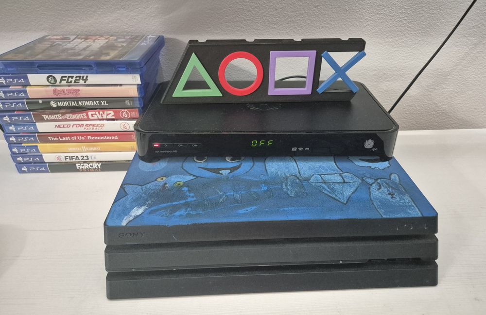 PlayStation 4 PRO cu 3  manete , har disk 1 tera