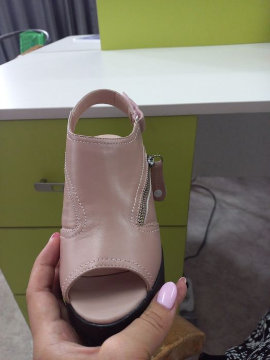 Кожаные босоножки