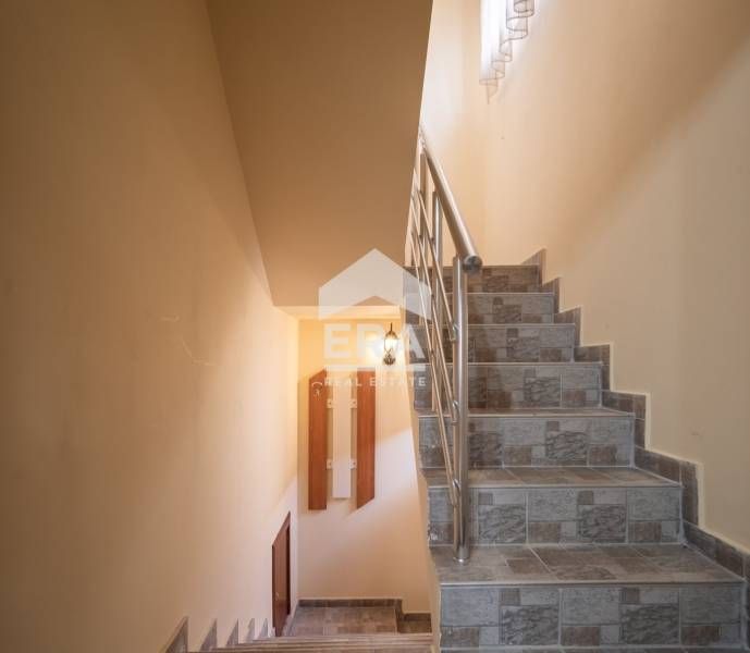 Триетажна градска къща в ж.к. Трошево, гр. Варна