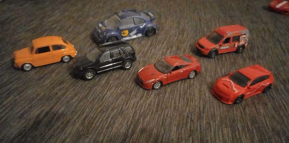 Продавам колички.