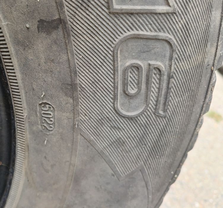 Продам 2 шины  225/75/R16