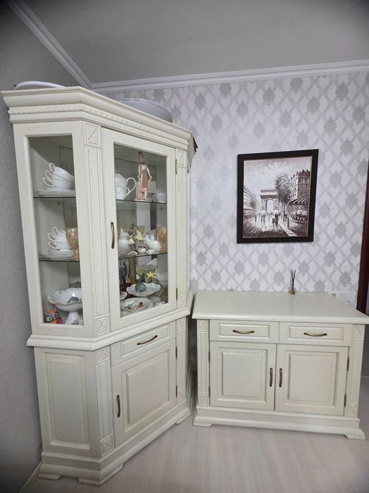 Шкаф-витрина и комод