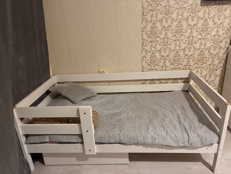 Продам две кровати без матрассов