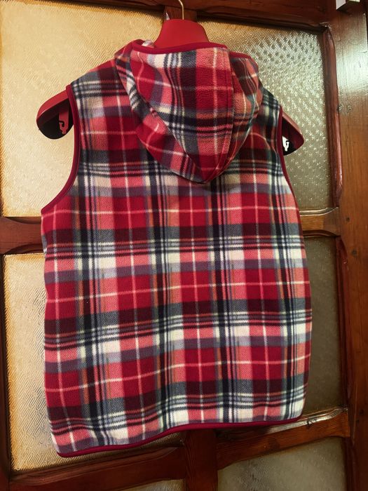 Легкая жилетка с капюшоном