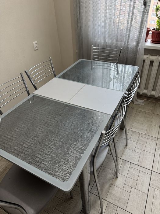 Продается стол со стульями