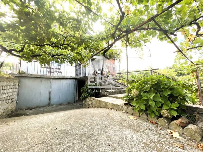 Вила с двор в кв.Прилепци