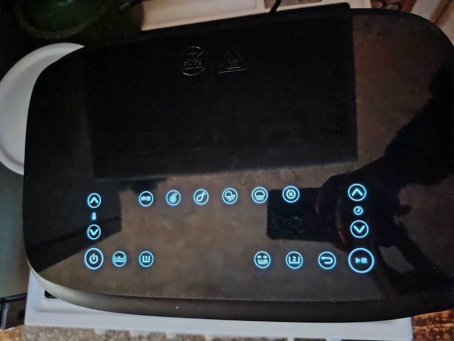 Продавам Air fryer PHILIPS в гаранция, с две книжки подарък. Цена 99 €