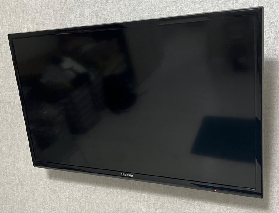 Телевизор с кронштейном