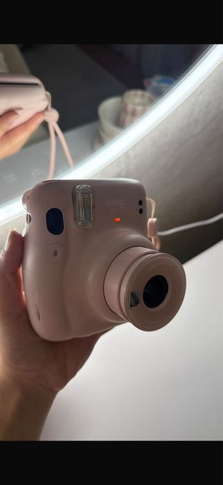 Instax фотоопарат