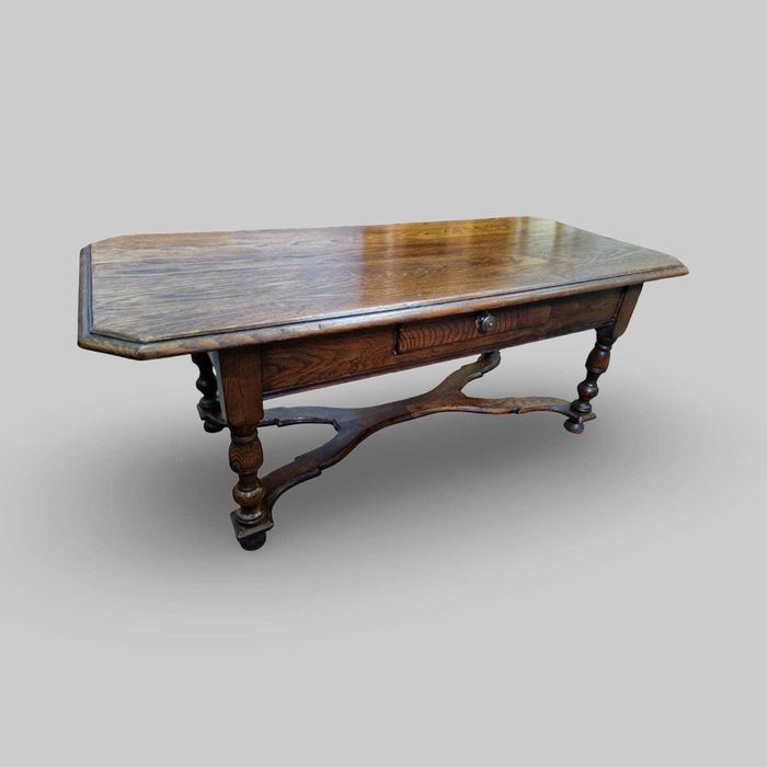 Холна маса изработена от пълен дъбов масив с един брой чекмедже