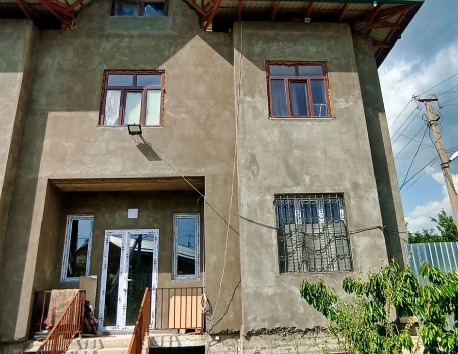 Кибрайский район Кирпичный угловой часть дома 3-этажный 5-комнат 3,3-с