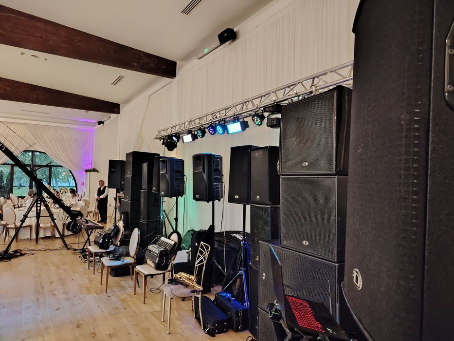 Dj, MC ,Sonorizare, schela lumini ,mașină de fum ușor,