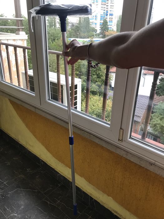 Метла с разтегателна силиконова шпатула и уред за почистване на стъкла