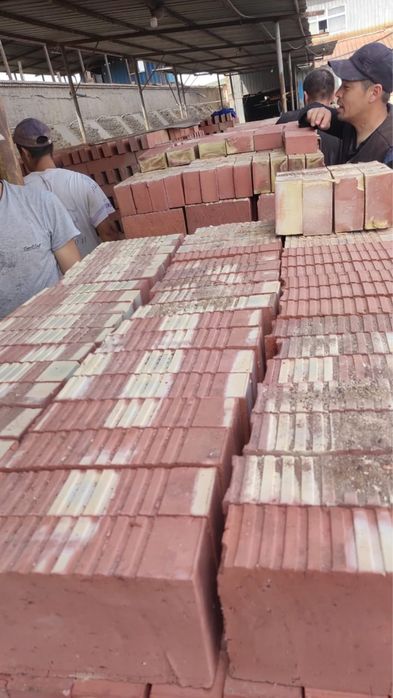 Красный жженый кирпич